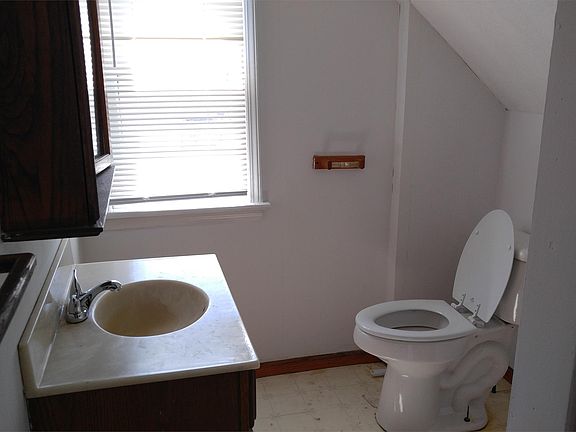 4th image of 38 E Pearl St