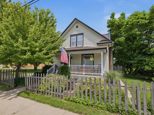 24 Ash St W, Three Oaks, MI 49128