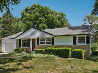 5700 S 41st St, Greenfield, WI 53221