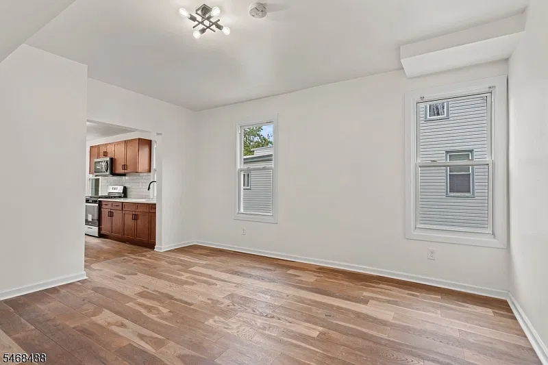 3 bed, 1.0 bath, 1200 sqft, $2,250 — Photo 4