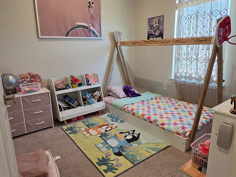 Second bedroom.