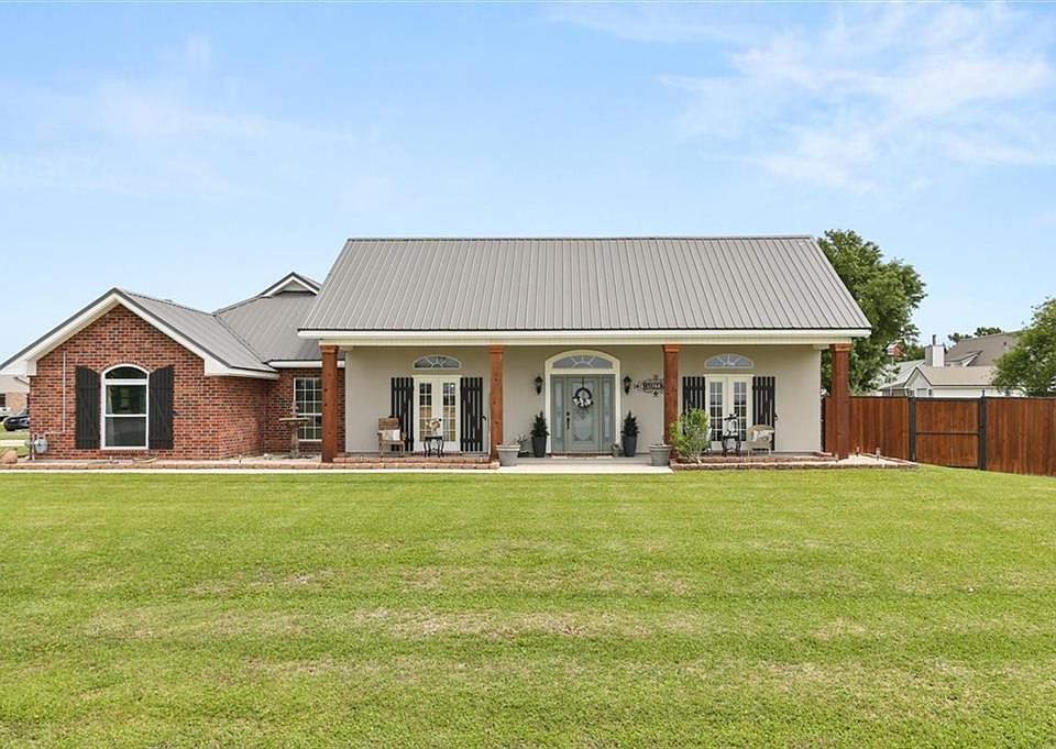 1st image of 102 S Bayou Estates Dr