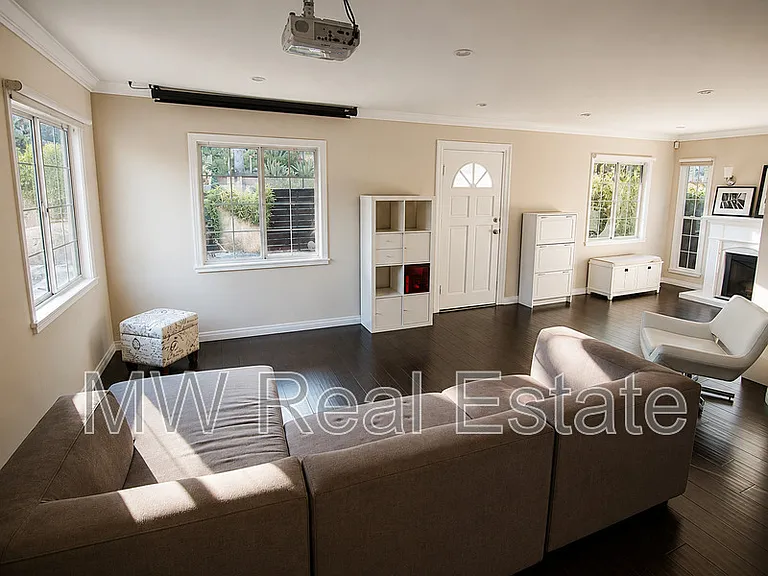 1510 N Benton Way — Photo 6