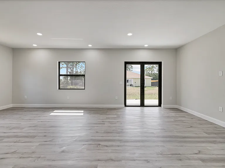 488 Lillon Ave S — Photo 20