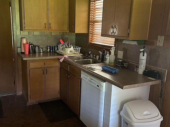 5th image of 104 Falls St