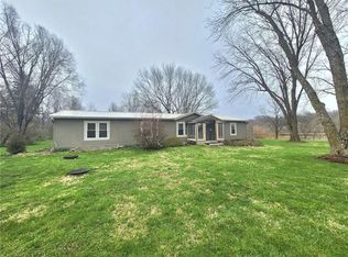 15269 Lake Shore Dr, Crystal Lakes, MO 64024