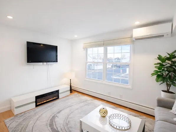 27 Hill Ln #2, Levittown, NY 11756