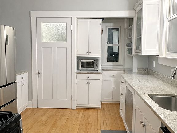 4th image of 1912 E Lake Bluff Blvd