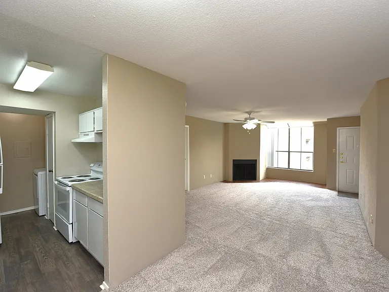 Wilshire Park Apartments — Photo 16