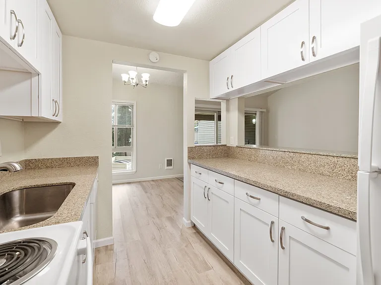 Lakeridge Apartments — Photo 7