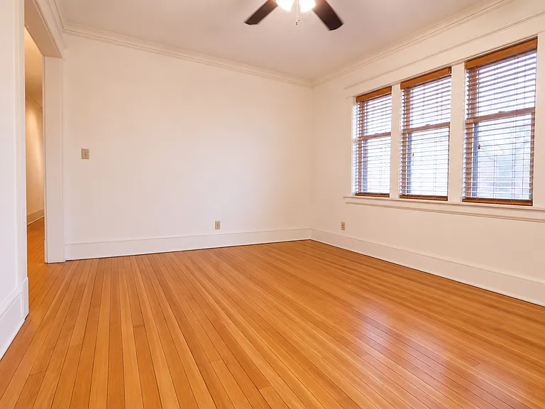 Oxford Street Apartments — Photo 2