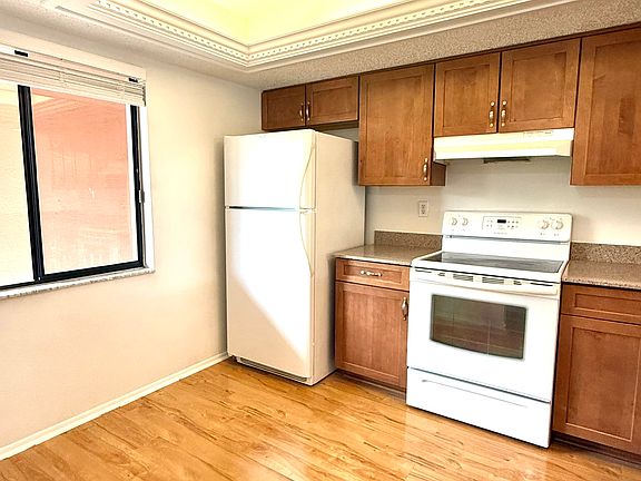 4th image of 141 Lakeside Dr #1