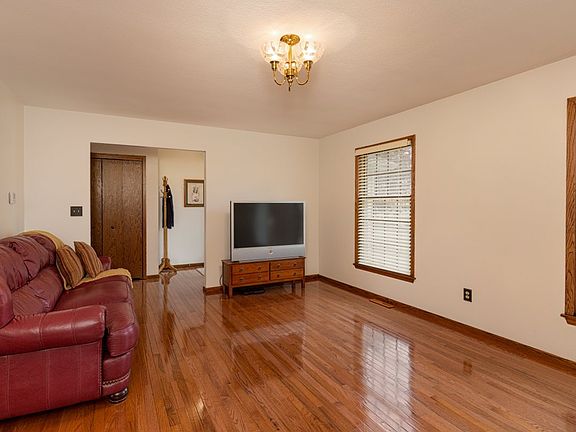 4th image of 1015 Pleasant Dr