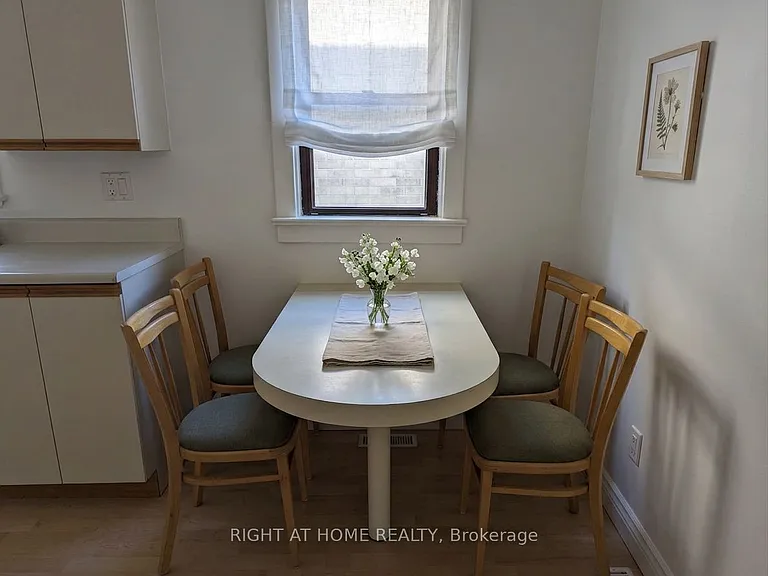 24 Harewood Ave — Photo 9