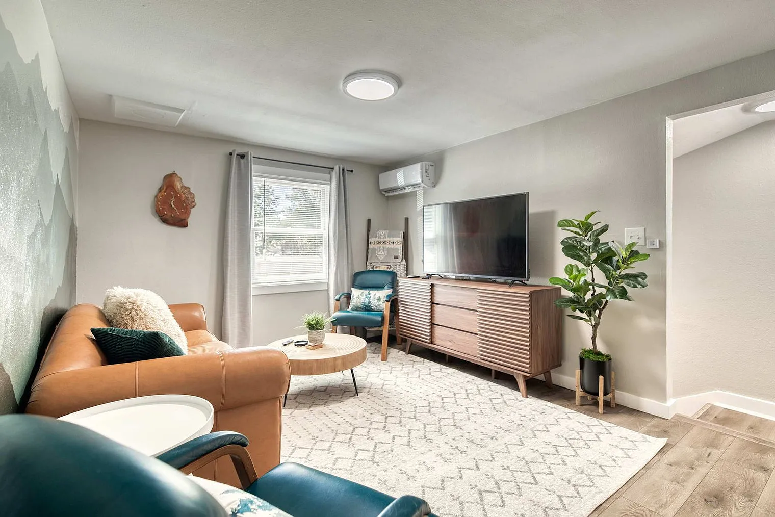 2 bed, 1.0 bath, 893 sqft, $2,409 — Photo 3