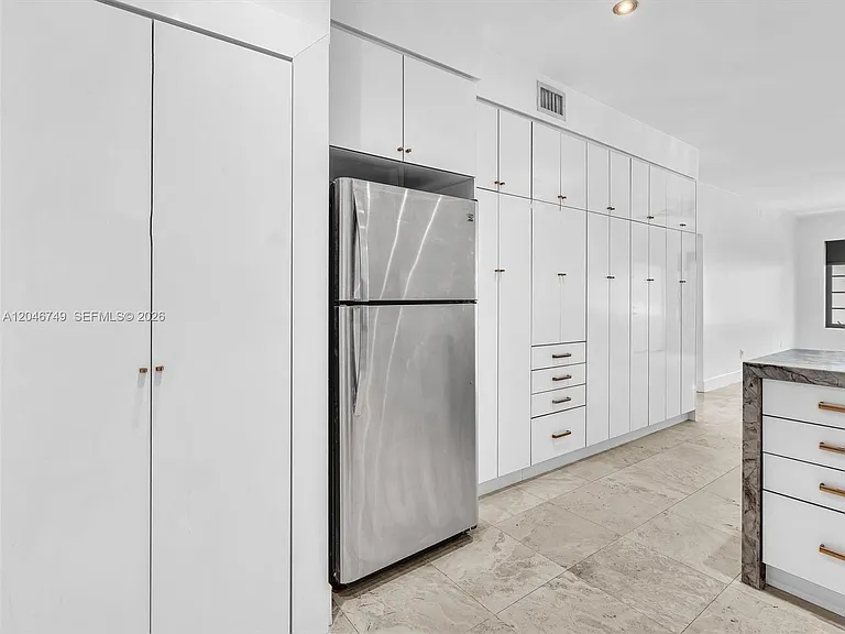 1045 Lenox Ave #12 — Photo 11