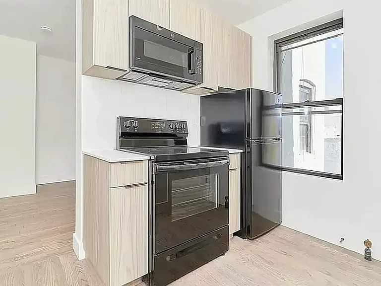 208 E 6th St #12 — Photo 4