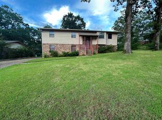 809 Emerald Gardens Dr, North Little Rock, AR 72118