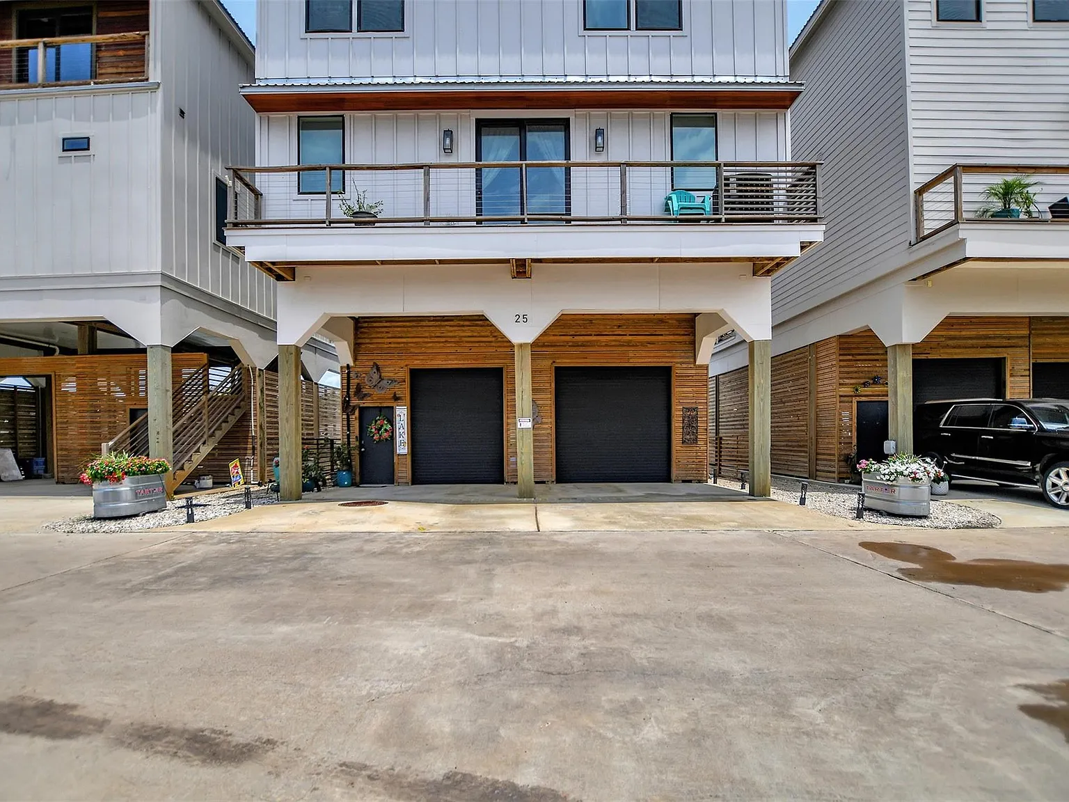 3 bed, 4.0 bath, 2150 sqft, $5,000 — Photo 2