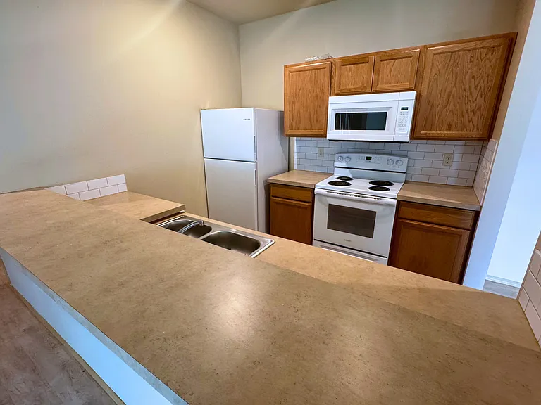 Hastings Apartments — Photo 23