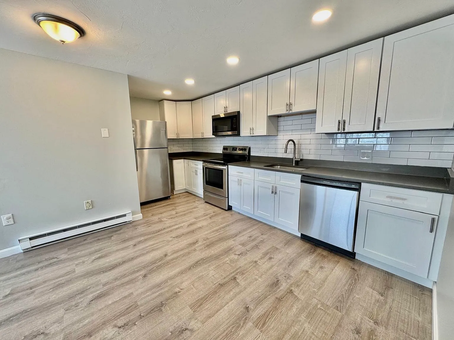 437 Sunderland Road - G — Photo 2
