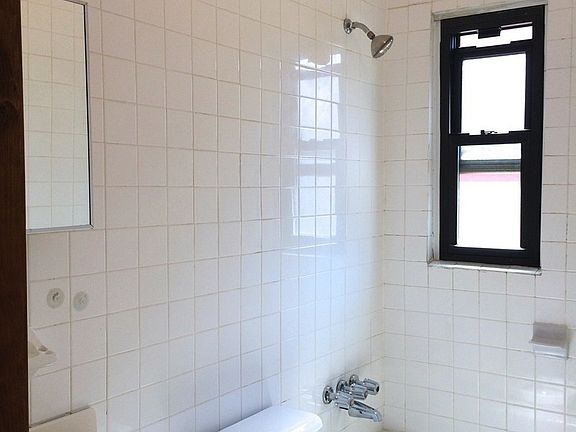 5th image of 309 Bedford Ave APT 3R