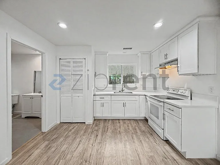 872 W 18th St #874 — Photo 5
