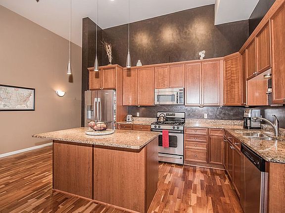 3rd image of 1924 N Hubbard St APT 207