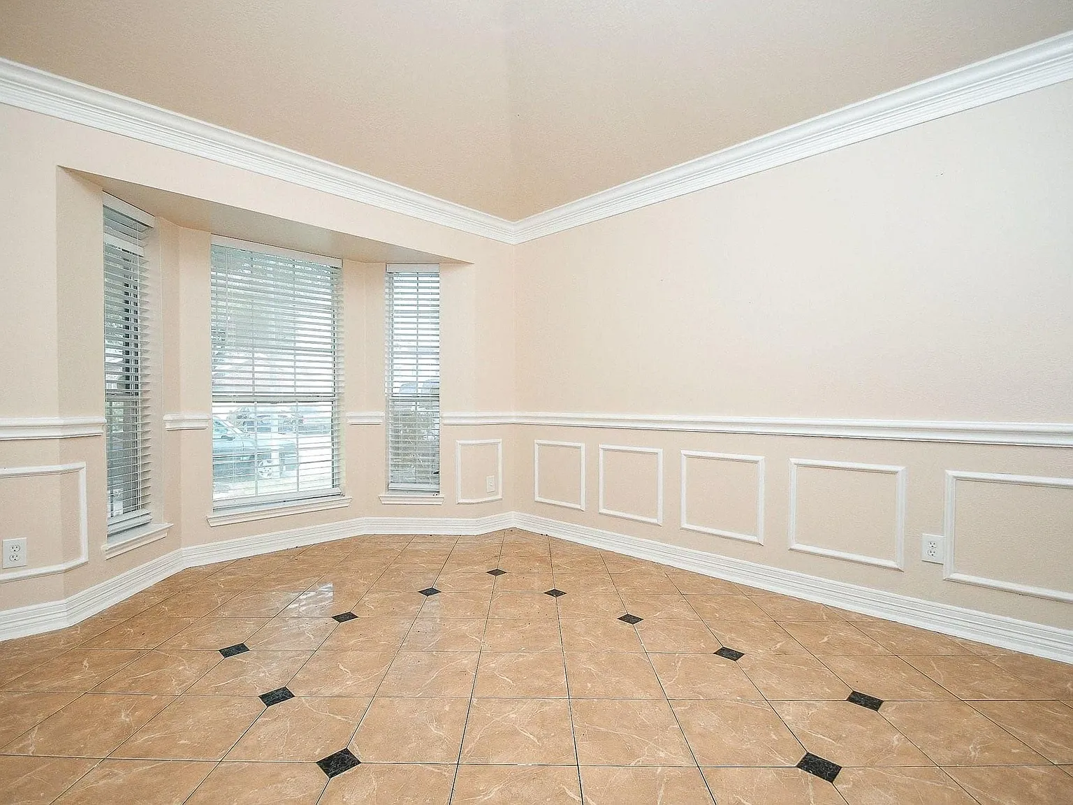 3 bed, 2.0 bath, 1674 sqft, $1,900 — Photo 3