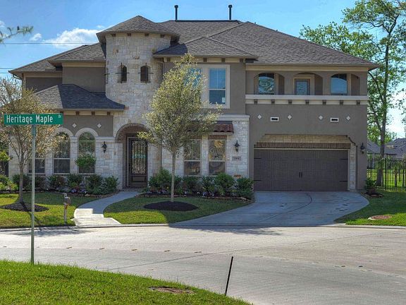 Welcome Home! 5/4.5/3 Stanton plan situated on a cul-de-sac with waterfront views