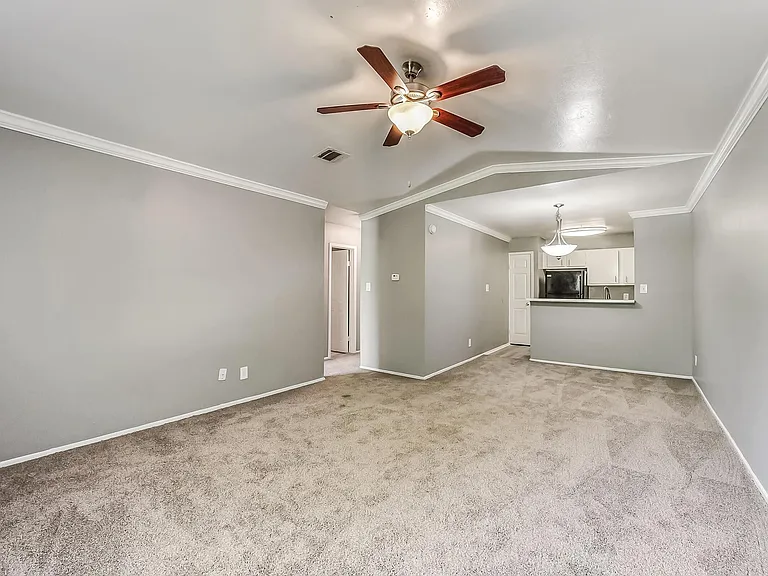 Spring Hill Village Apartments — Photo 9