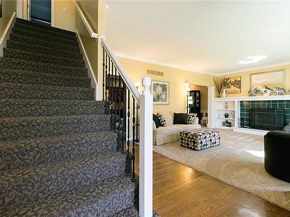 4th image of 328 SE Canterbury Ln