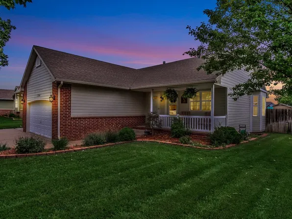 1304 Redbud Ct, Halstead, KS 67056