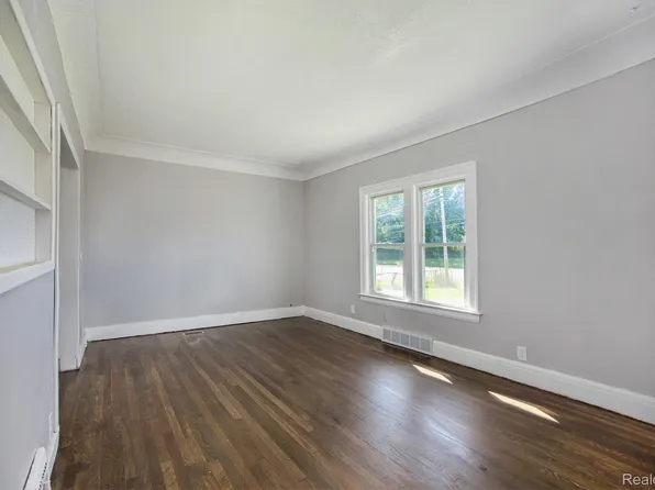 22021 Fifteen Mile Rd, Clinton Township, MI 48035