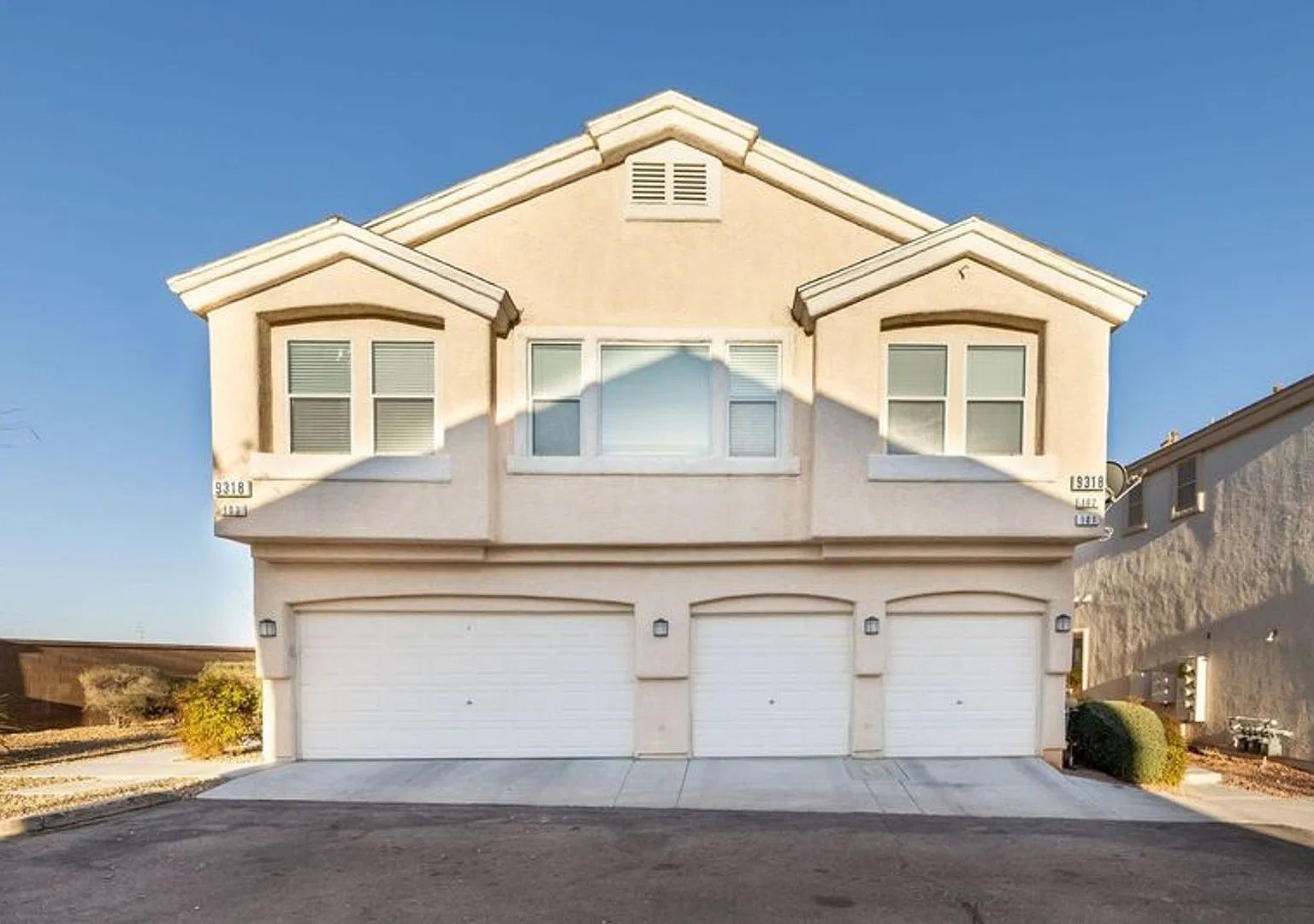 2 Bedroom, 1 Car Attached Garage, In Gated Southwest Vegas Community — Photo 1