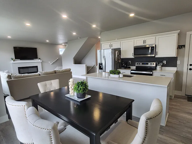 603 NE Pearl Dr — Photo 4