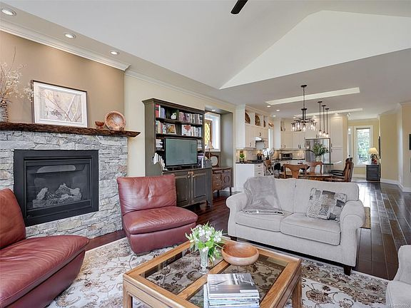 3rd image of 806 Country Club Dr