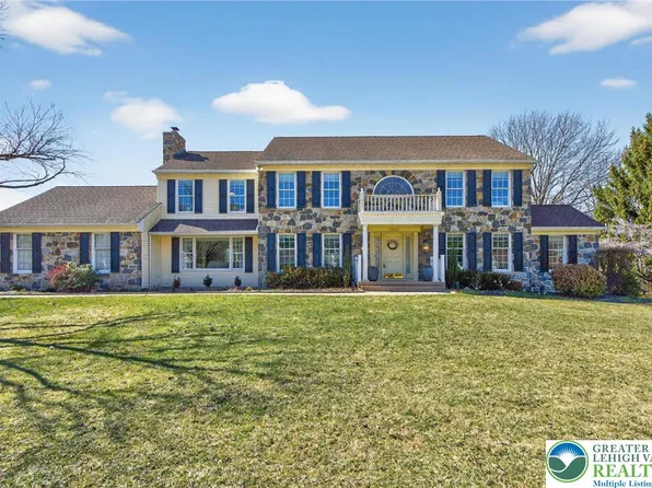 2590 River Rock Dr, Macungie, PA 18062