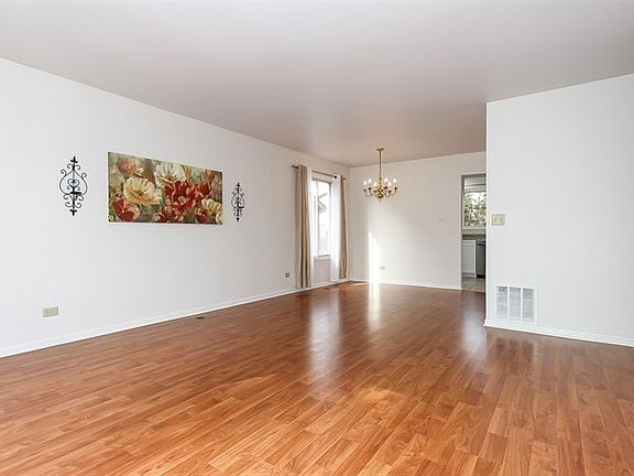 4th image of 2322 Cambridge Ln