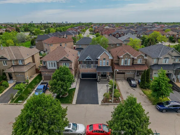 35 Devonsleigh Dr, Brampton, ON L7A 3S3