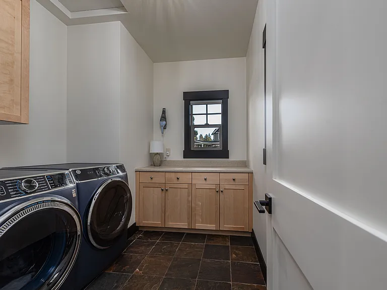 2340 NW Bens Ct — Photo 32