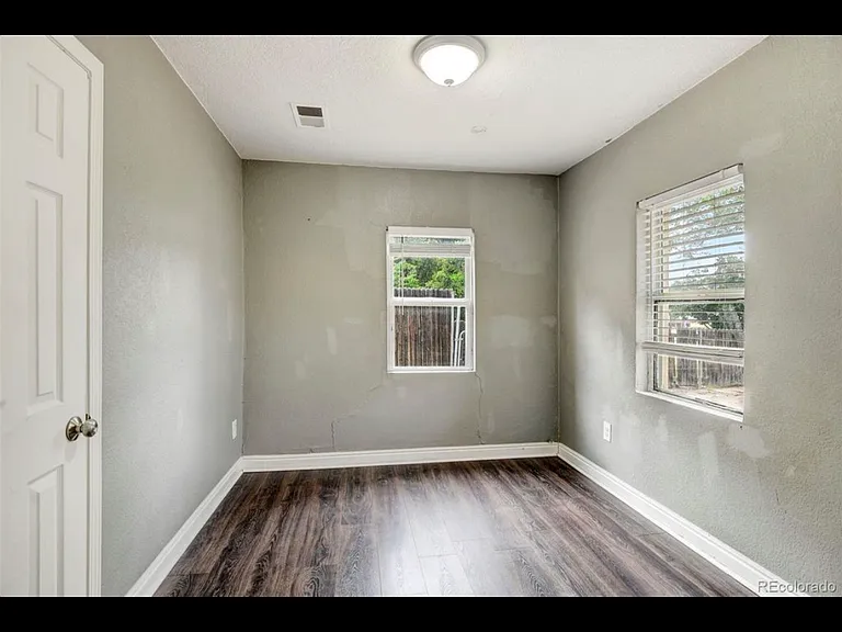 1015 S Newton St — Photo 4