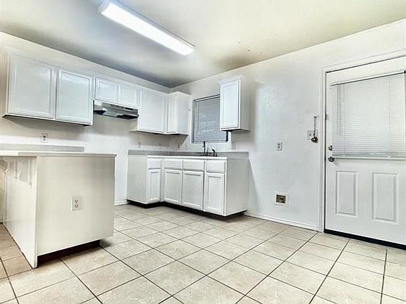 3rd image of 6903 S Lorenzo St