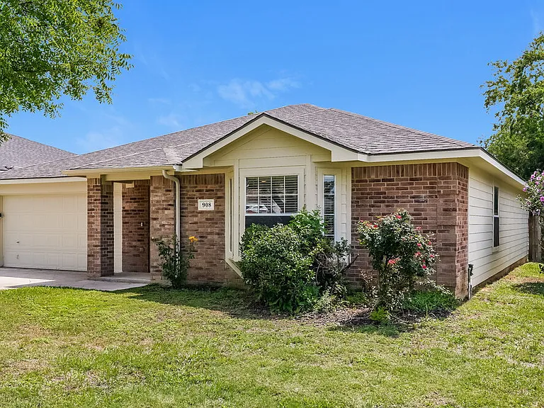 908 Chase Ln — Photo 3