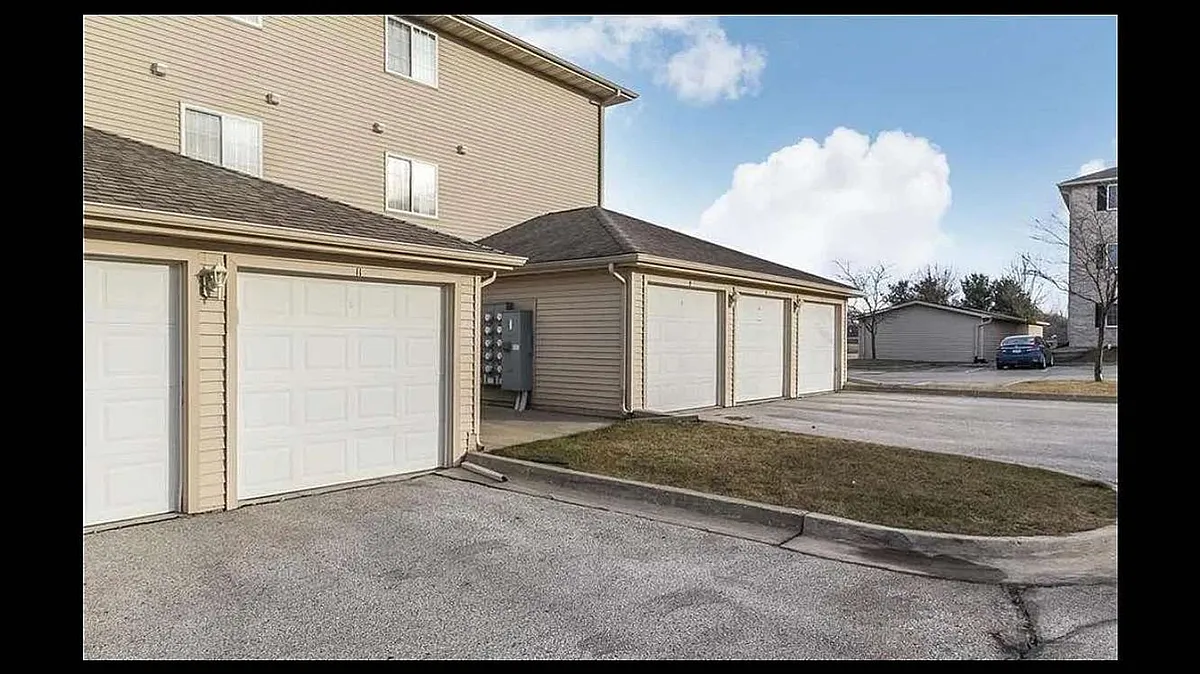 Photo 2 of 14 - 10161 Sutton Dr #12 - Urbandale, IA Building Photo - 10161 Sutton Dr #12