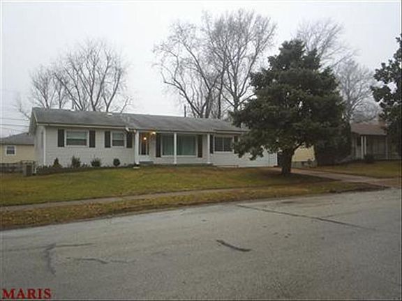 3rd image of 806 Bellflower Dr