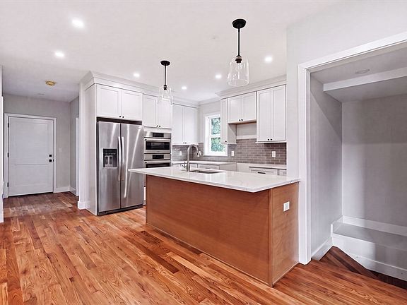 5th image of 183 Madison St