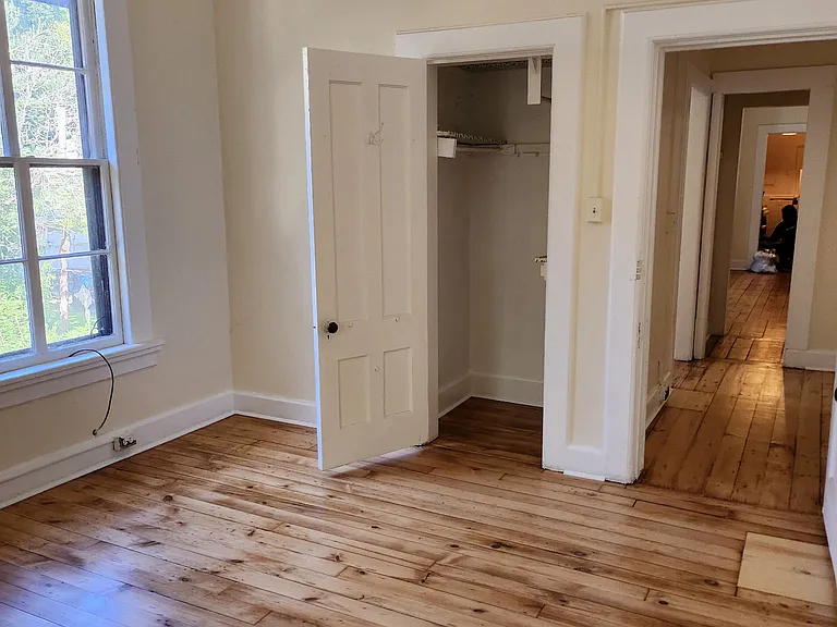 1076 Forest Rd #4 — Photo 8