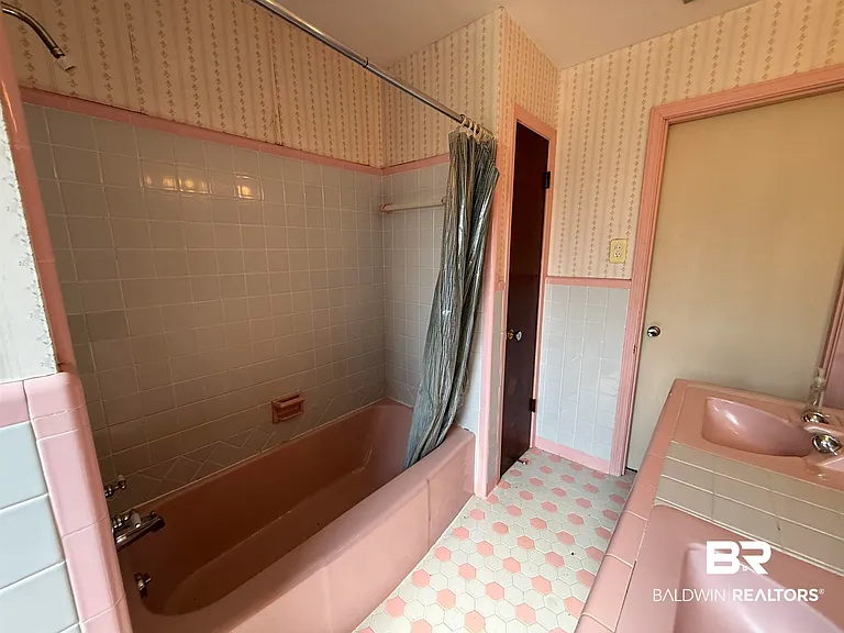 110 Patrician Dr — Photo 16