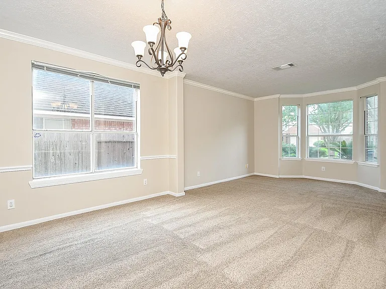 215 Windrift Ct — Photo 15